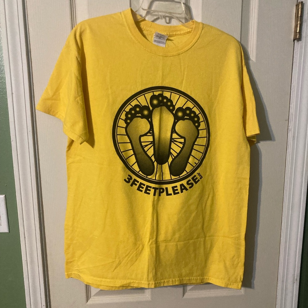 Gildan 100% cotton Three Feet please biking distance tee shirt Sz large yellow